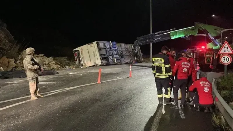 Mersin'de yolcu otobüsü devrildi: Çok sayıda can kaybı ve yaralılar var!