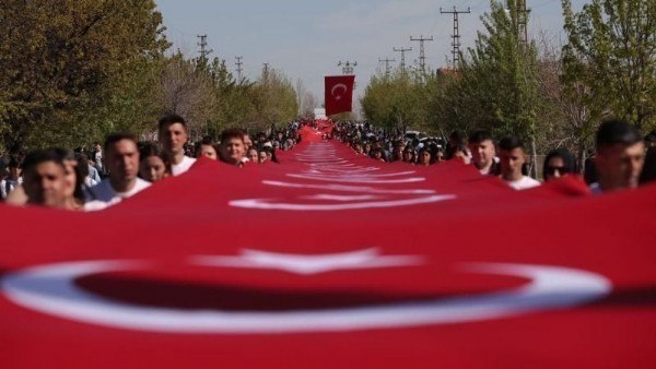 Dünyanın en uzun bayrağı, Ankara'da omuzlar üzerinde taşınacak