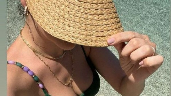  Bergüzar Korel tatilinden bikinili pozlar verdi; görenler şaştı kaldı! Üç doğumdan hiçbir iz kalmamış! “Bu ne taşlık?”