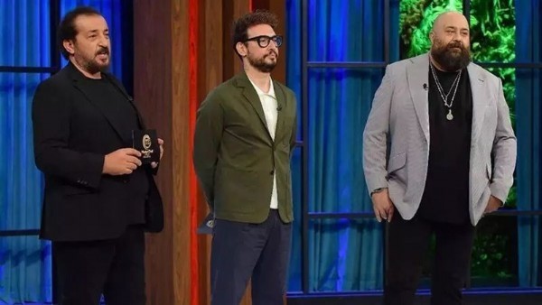 MasterChef All Star 2023 yarışmasında sürprizi Somer Sivrioğlu patlattı! Ayağının tozuyla müjdeyi verdi, şampiyonlara işaret etti! Meğer…