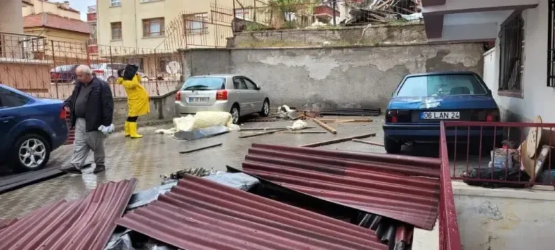 Keçiören'de fırtınada uçan çatı, park halindeki otomobillerin üzerine düştü!