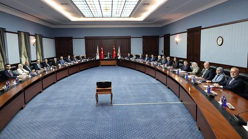  AK Parti MYK'da ekonomi ve sokak köpekleri düzenlemesi ele alınıyor