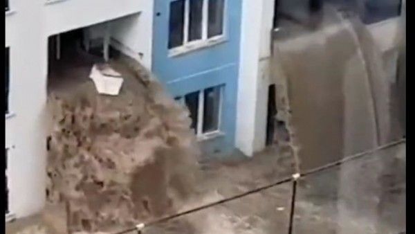 Ankara'da sel suları apartmandan girdi balkondan çıktı