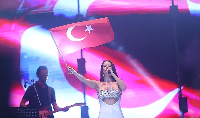  Antalyalılar Zafer Bayramı'nı DJ Mert Aydın ve Simge ile kutladı