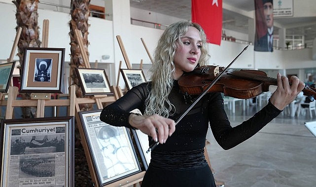  Atatürk Sergisi Ziyaretçilerini Ağırlıyor