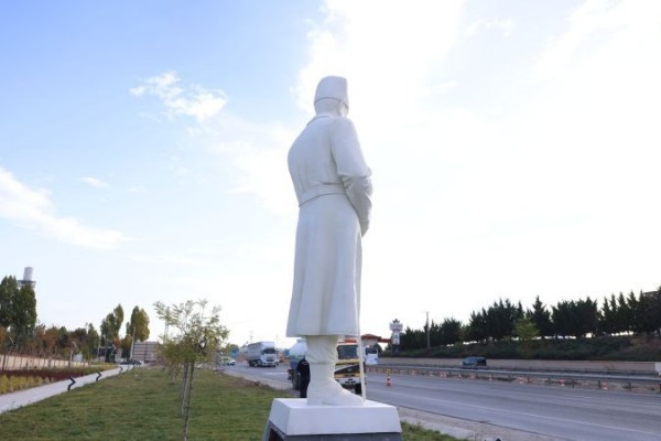 Gölbaşı'nda ki Güney Giriş Parkına, Atatürk'ün heykeli yerleştirildi