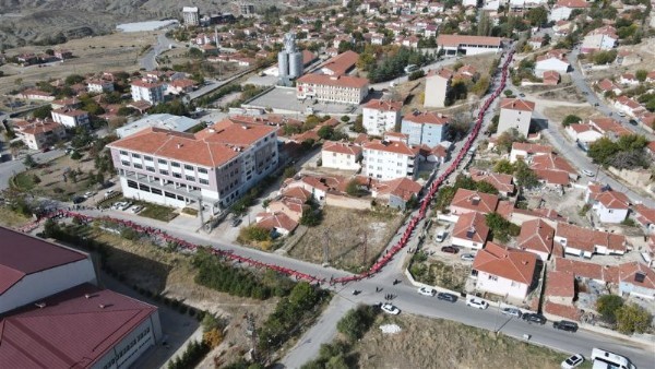Cumhuriyetin yüzüncü yılında dünya rekoru: Haymana'nın 4447 metrelik bayrak yürüyüşü!