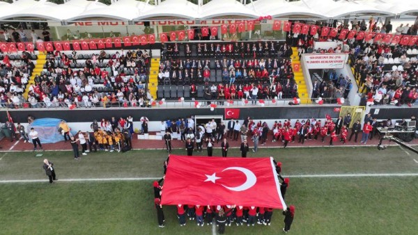 Etimesgut'un coşkulu günü: Stadyum spor ve gösteriyle renklendi