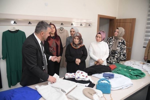 Ertuğrul Başkan’dan Altınova Hanım Evine sürpriz ziyaret