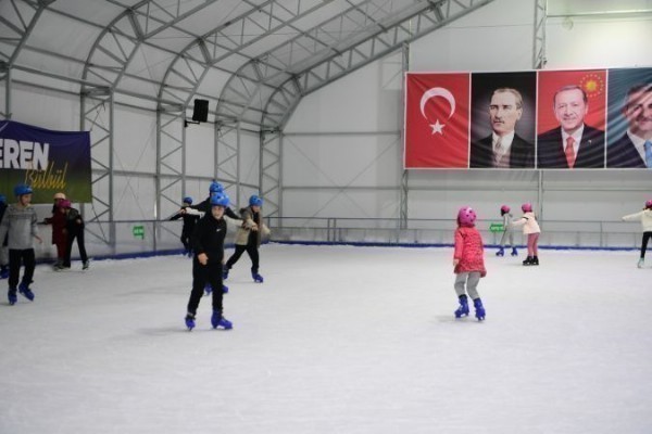 Ücretsiz buz pateni keyfi Mamak’ta yaşanıyor!