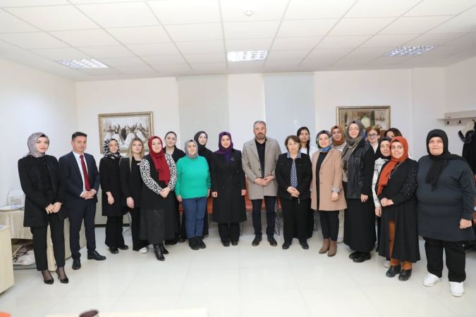  Pursaklar'da hanımlar hem öğreniyor hem meslek ediniyor!