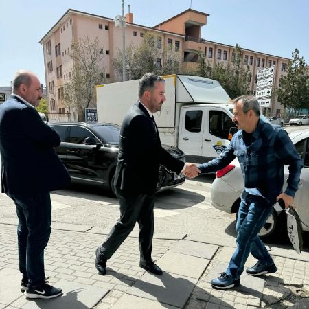 Pursaklar Belediye Başkanı Ertuğrul Çetin vatandaşlarla bir arada