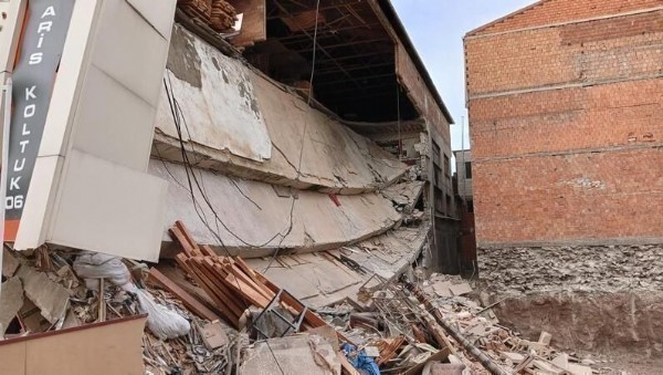 Ankara'da ki bina, temelden kayarak çöktü!
