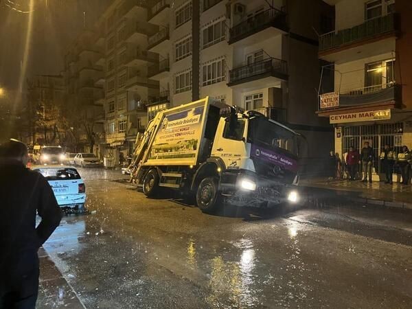  Başkentte altyapı çilesi: Yağan yağmur Yenimahalle'de yolu çökertti!