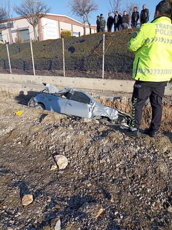 Ankara'da feci kaza: araç çukura düştü!