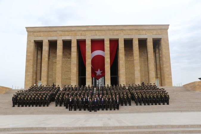 Kara Harp Okulu öğrencilerinden Anıtkabir'e ziyaret: Atatürk'ün okula girişinin 125'inci yıl dönümü anıldı