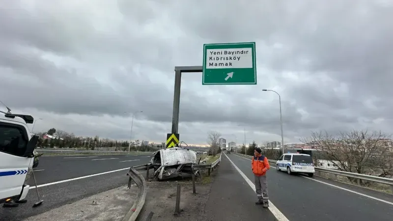 Ankara'da korkunç kaza: Otomobil ikiye ayrıldı!