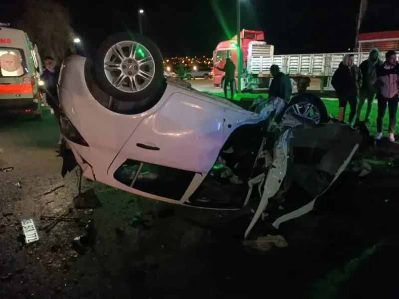 Ankara'da kontrolden çıkan araç karşı şeritteki otomobile çarptı!