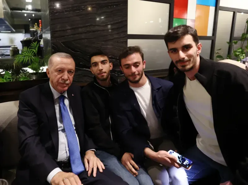  Cumhurbaşkanı Erdoğan, Ankara'da bir kafede gençlerle sohbet etti