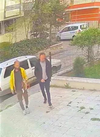 Ankara'da hırsızlar park halindeki araca zarar verip içerisindeki eşyaları çaldılar!
