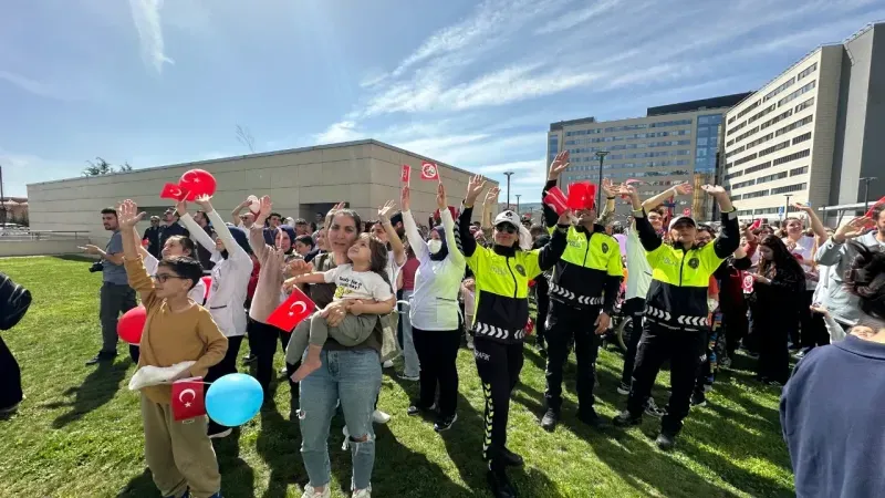 Ankara Emniyet Müdürlüğü'nden, tedavi gören çocuklara 23 Nisan sürprizi