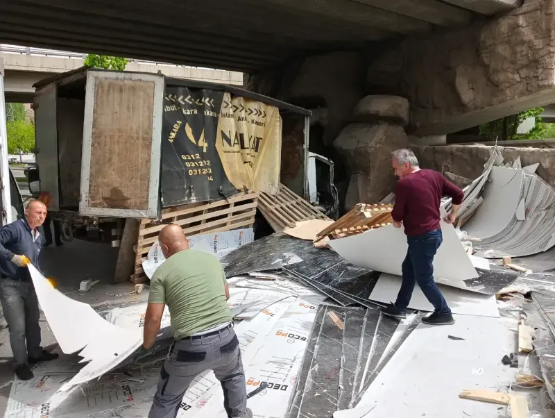  Ankara'da akılalmaz kaza: Kontrolden çıkan kamyon duvara çarptı!