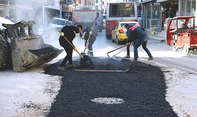  Bayraklı'da Yol Yenileme Çalışmaları Devam Ediyor