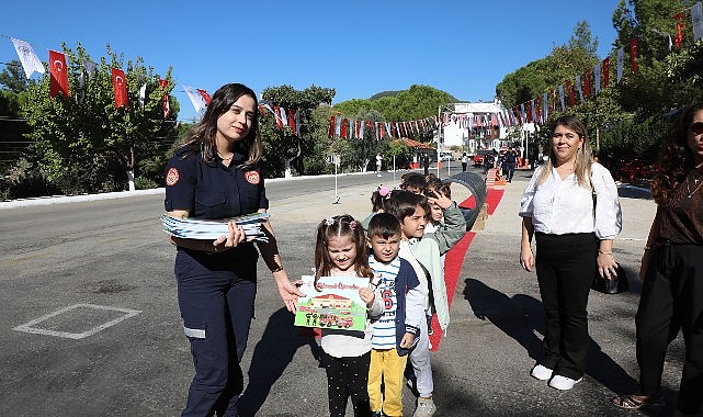  Büyükşehir Belediyesi İtfaiyesi'nden Miniklere Yangın Eğitimi