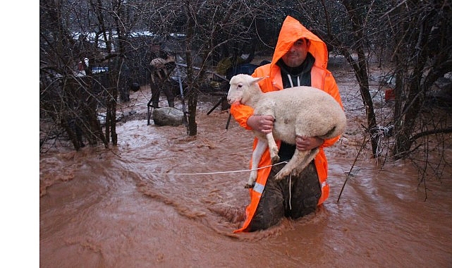 Antalya'da Şiddetli Yağmur ve Fırtına, Ekipleri İş Başında!