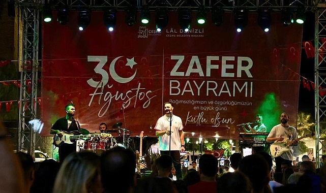  Çeşme'de 30 Ağustos coşkusu  Başkan Denizli; “Zaferimizin 102. yılını büyük bir gururla kutladık