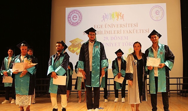 Ege Üniversitesi Mezuniyet Töreni Coşkuyla Kutlandı