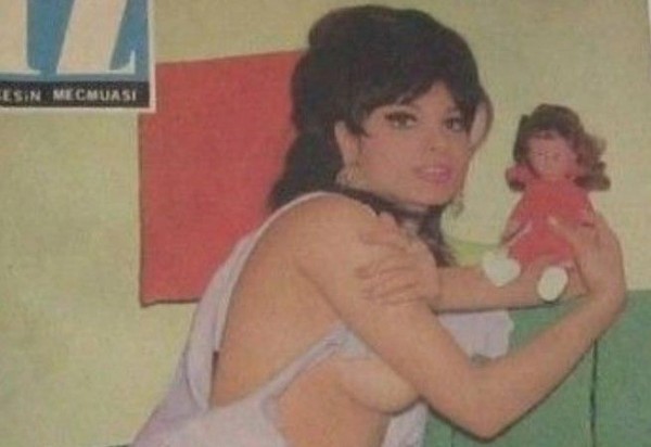  Playboy’a Soyunan ilk Türk kadının Hikayesi Sizi Çok Üzecek! Parlak Işıklar, Gölgeli Hayat ve Son Bir Veda! Seher Şeniz Kimdir, Kaç Yaşında Öldü?