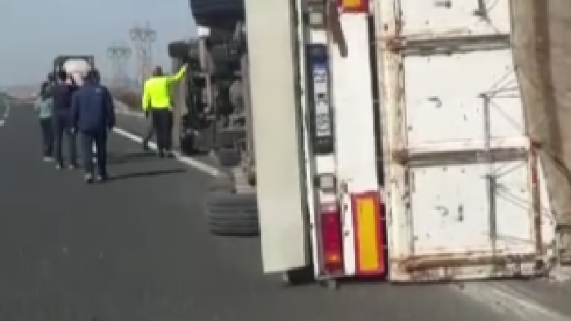 Ankara'da kamyon devrildi: Sürücü yaralı!