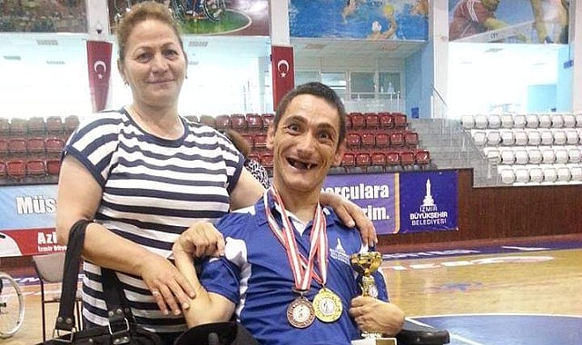  Engelleri bir bir aştı kendi 'Evren'ini yarattı