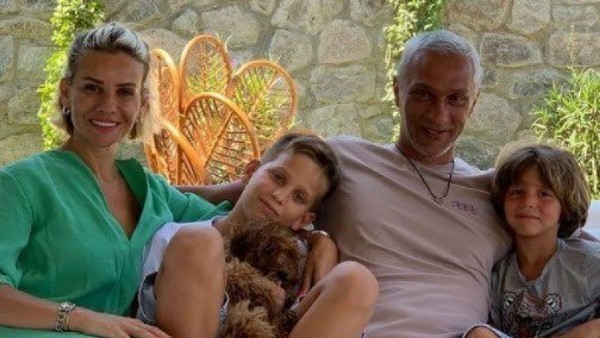 Esra Erol, sosyal medya hesabından ailesi ile verdiği pozu paylaştı: Oğulları, boyuna yetişti! Aile paylaşımı, beğeni yağmuruna tutuldu…