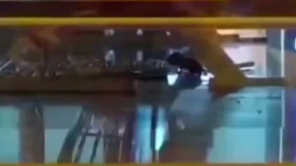  Ankara'da bir simitçide yiyeceklerin arasında gezen fare görüntülendi!