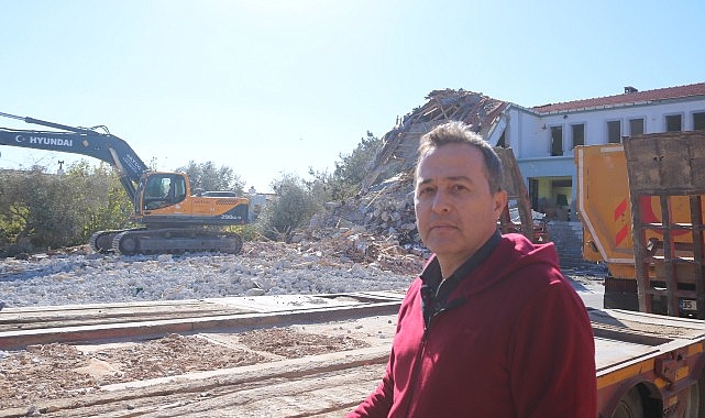  Foça'da Depreme Dayanıklı Olmayan Okullar Yıkılıyor