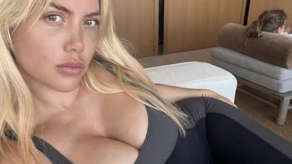 Mauro İcardi’nin eşi Wanda Nara’nın Kumsal Pozları Olay Oldu! Mavi bikinisini giydi, kusursuz fiziğini sergiledi!