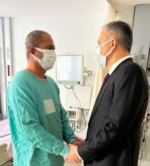  Bakan Yerlikaya, Ankara'da köpeklerin saldırısına uğrayan Tunahan'ı ziyaret etti!