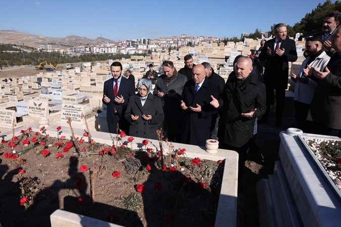 AK Partili siyasiler, depremde hayatını kaybeden vatandaşların mezarını ziyaret etti!