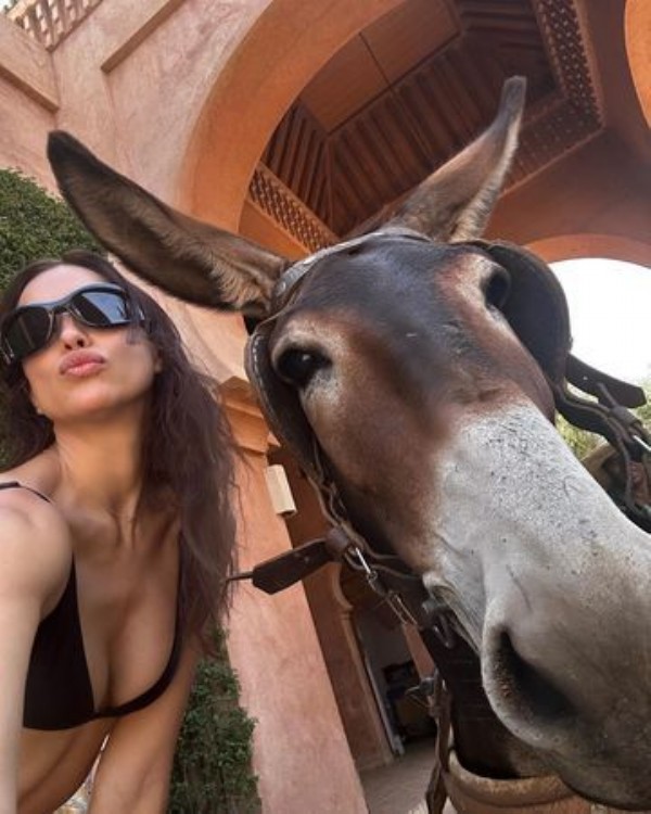 Dünyaca ünlü model Irina Shayk sosyal medyadan bikinili pozlarını paylaştı; gören büyülenmeden geçemedi! Göğüs ve kalça dekoltesi gündem oldu! “Haksızlık…”