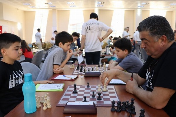  İzmit'te satrançta kıyasıya mücadele