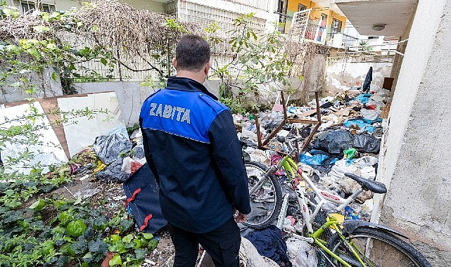 Karşıyaka'da Çöp Ev Temizliği ve İlaçlama Yapıldı