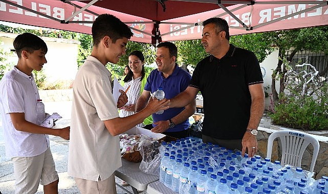 LGS'ye Giren Öğrencilere Su ve Şeker İkramı