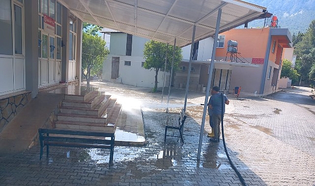 Kemer'de Camiler Bayram İçin Temizleniyor!