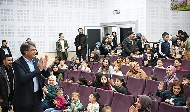  Kocaman Miniklerle Tiyatro İzledi