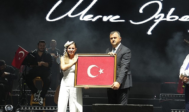 Merve Özbey, Zafer Bayramı'nda unutulmaz konser verdi!
