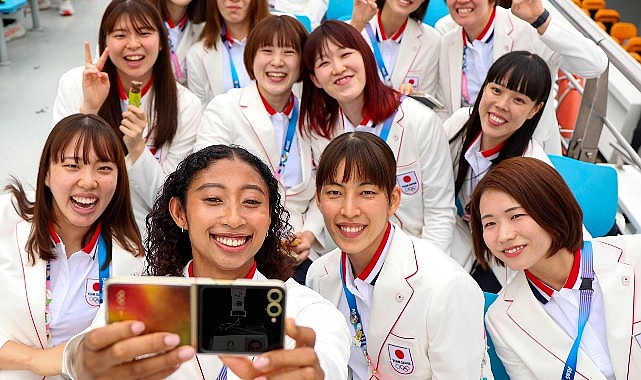  Samsung Paris 2024 Açılış Töreninde sporcularla hayranlarını yakınlaştıran canlı yayınları Galaxy S24 Ultra'nın gücüyle destekledi