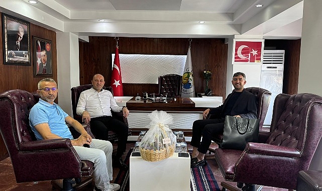  Sapanca Belediye Başkanı Nihat Arda Şahin, Geyve Belediye Başkanı Selçuk Yıldız'ı makamında ziyaret etti.