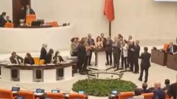 HEDEP milletvekilleri TBMM Genel Kurulunda kürsüyü işgal ettiler!